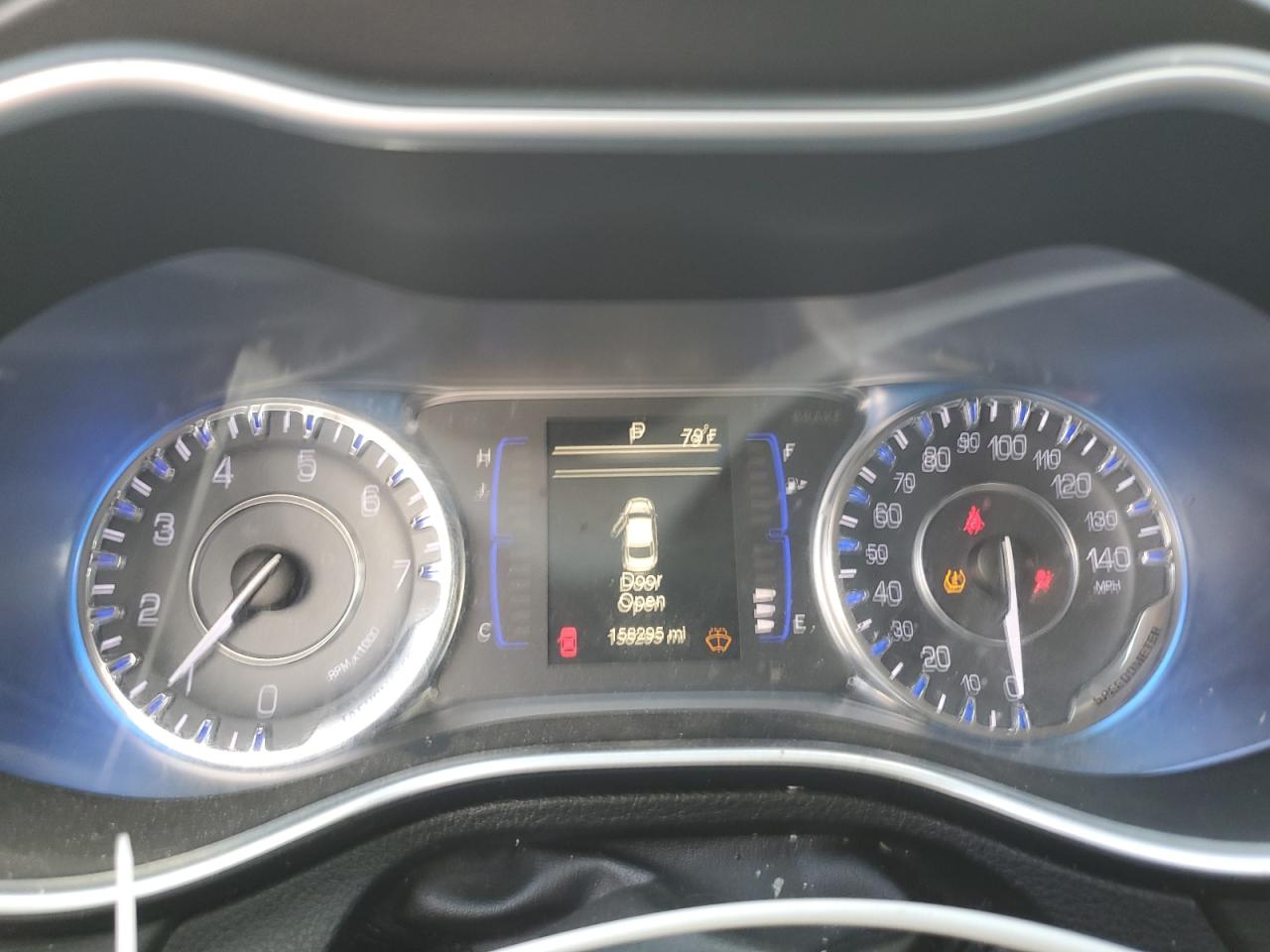2016 Chrysler 200 - Image 9