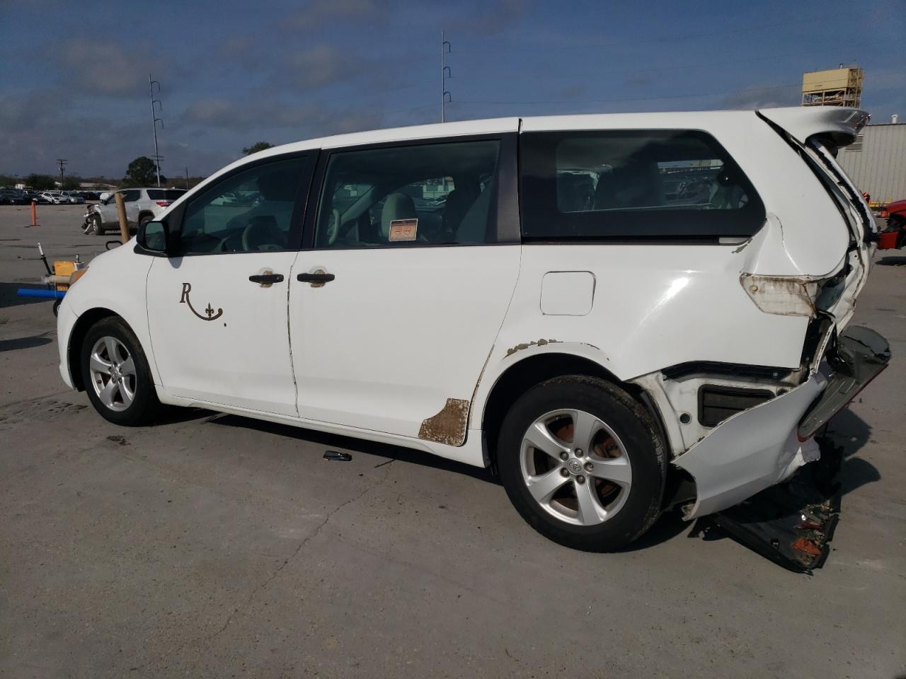 2014 Toyota Sienna - Image 2