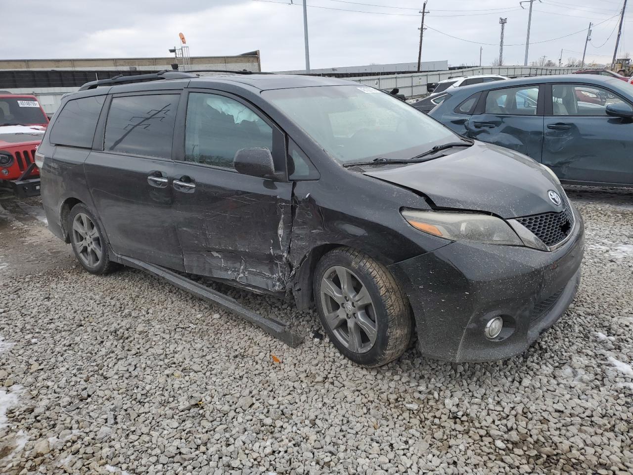 2017 Toyota Sienna - Image 4