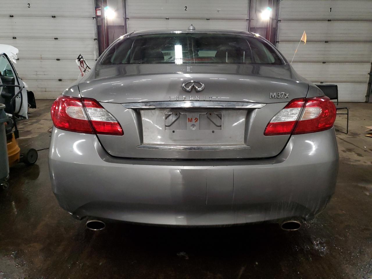 2011 Infiniti M - Image 6