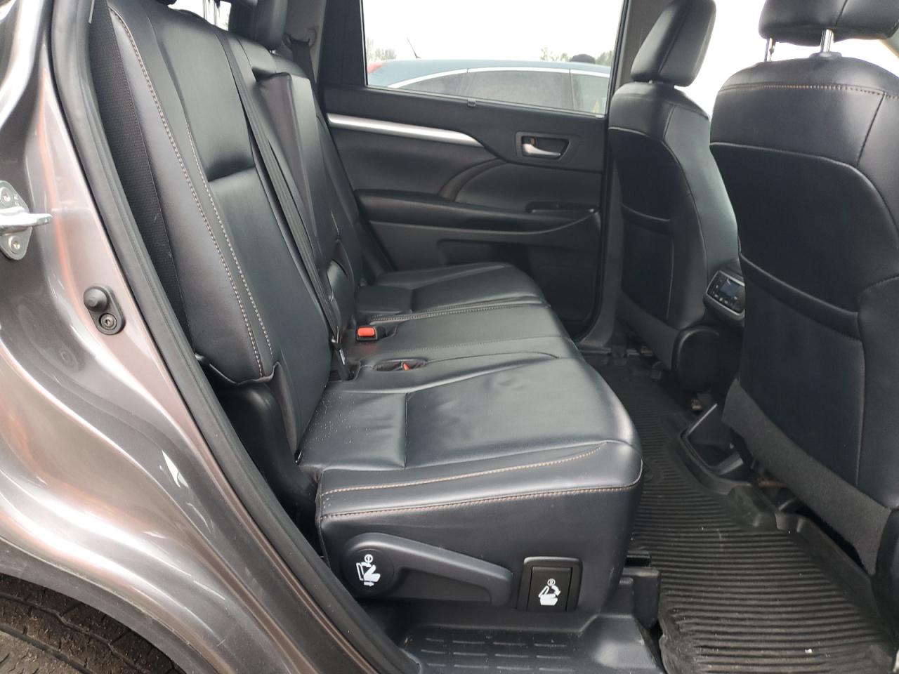 2019 Toyota Highlander - Image 11