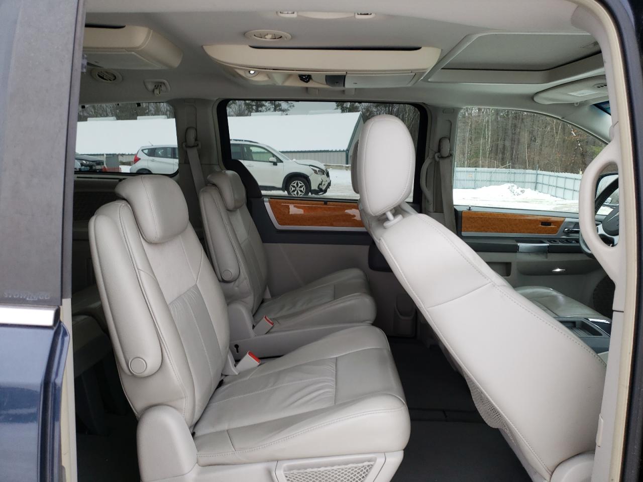 2008 Chrysler Town & Country - Image 11