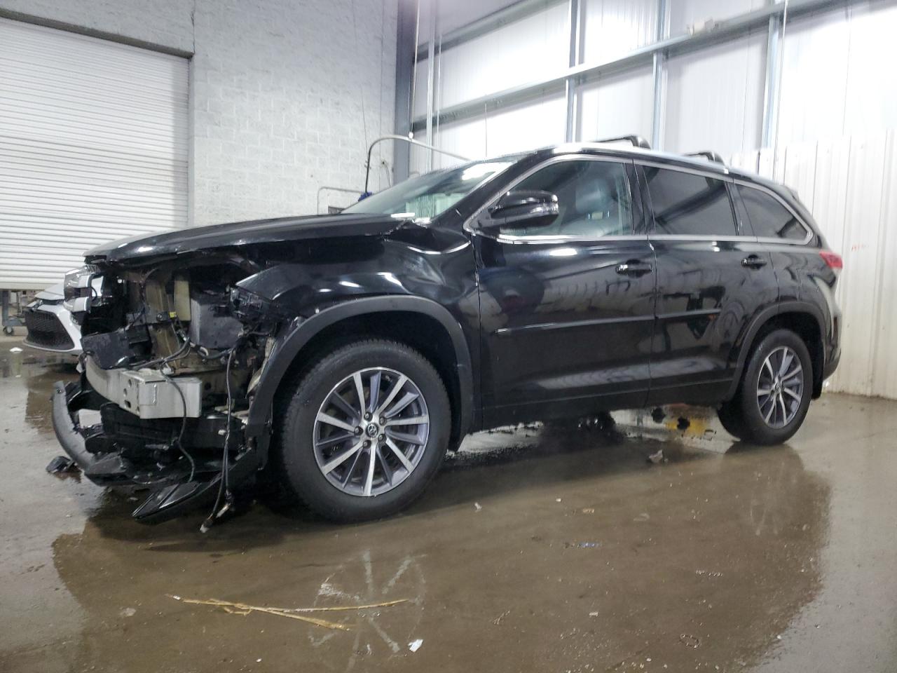 2017 Toyota Highlander - Image 1