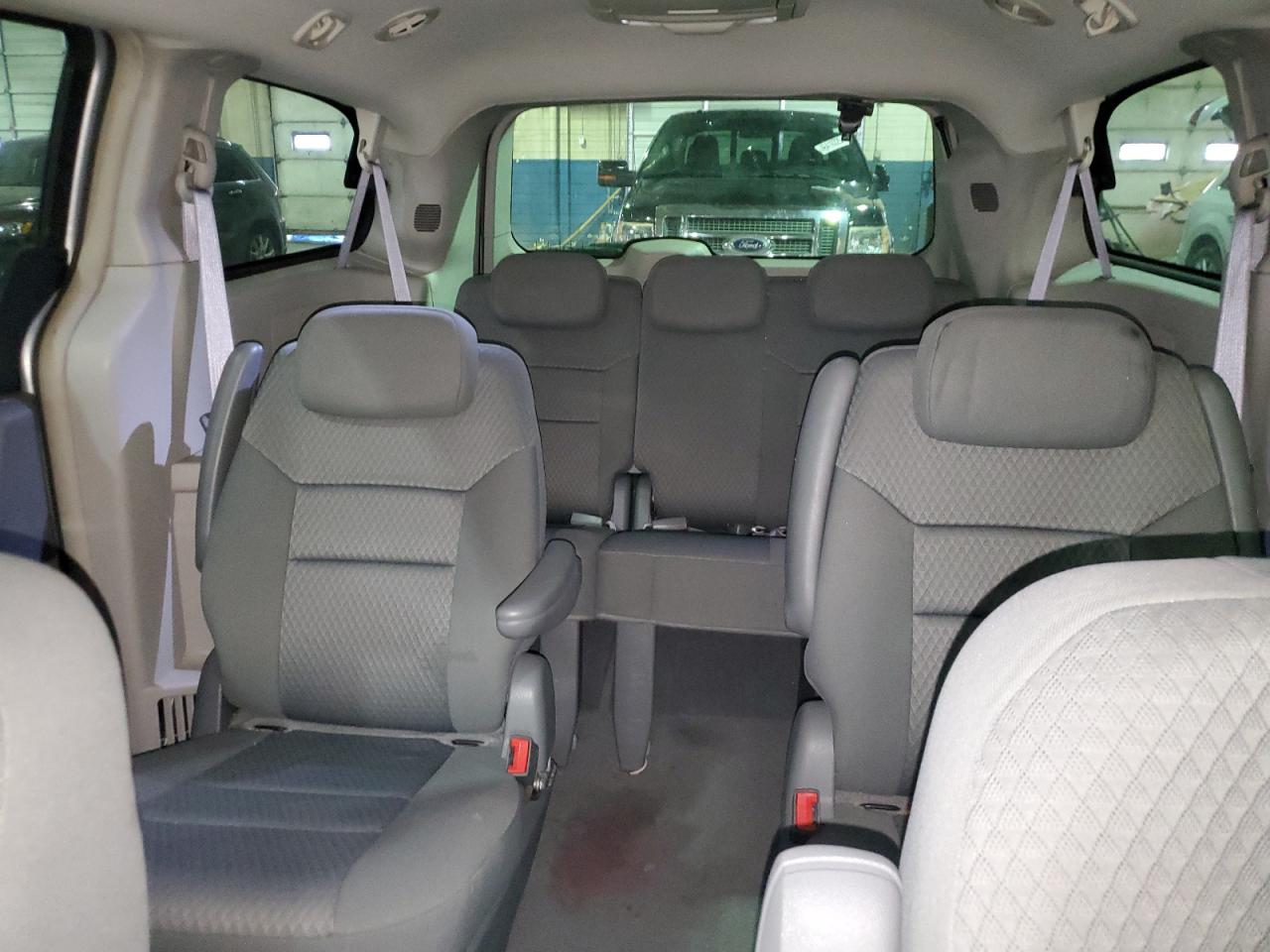 2009 Chrysler Town & Country - Image 10