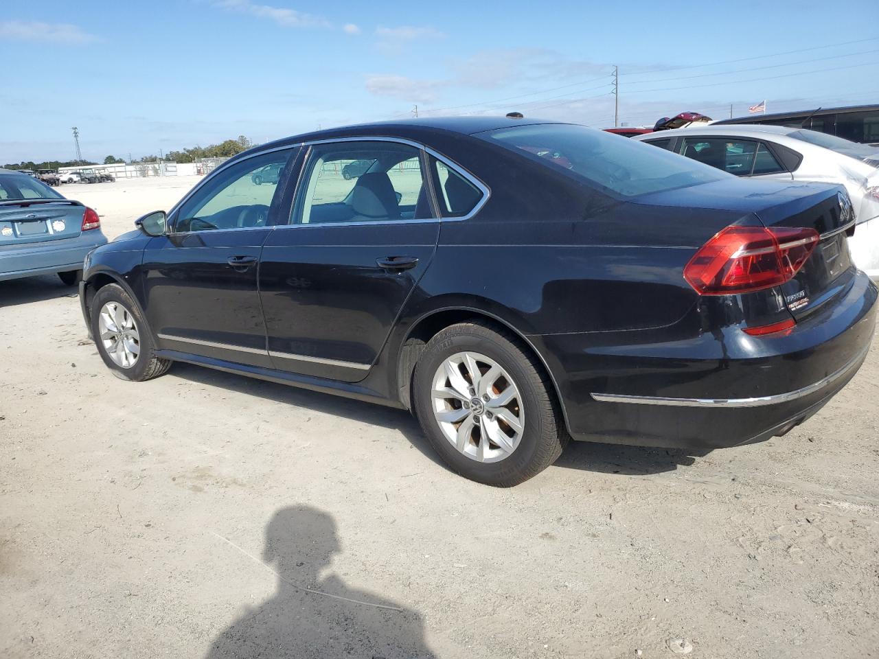 2017 Volkswagen Passat - Image 2