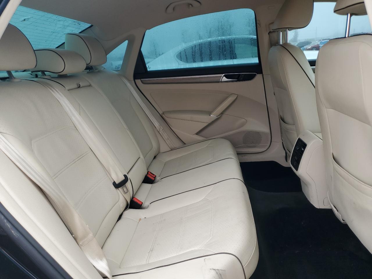 2017 Volkswagen Passat - Image 10