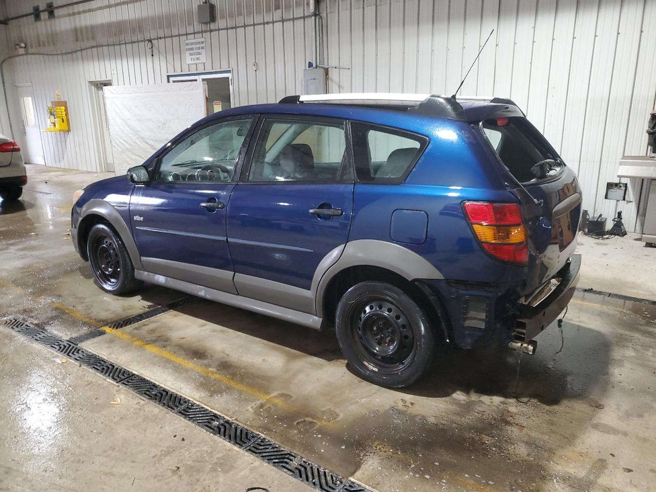 2006 Pontiac Vibe - Image 2