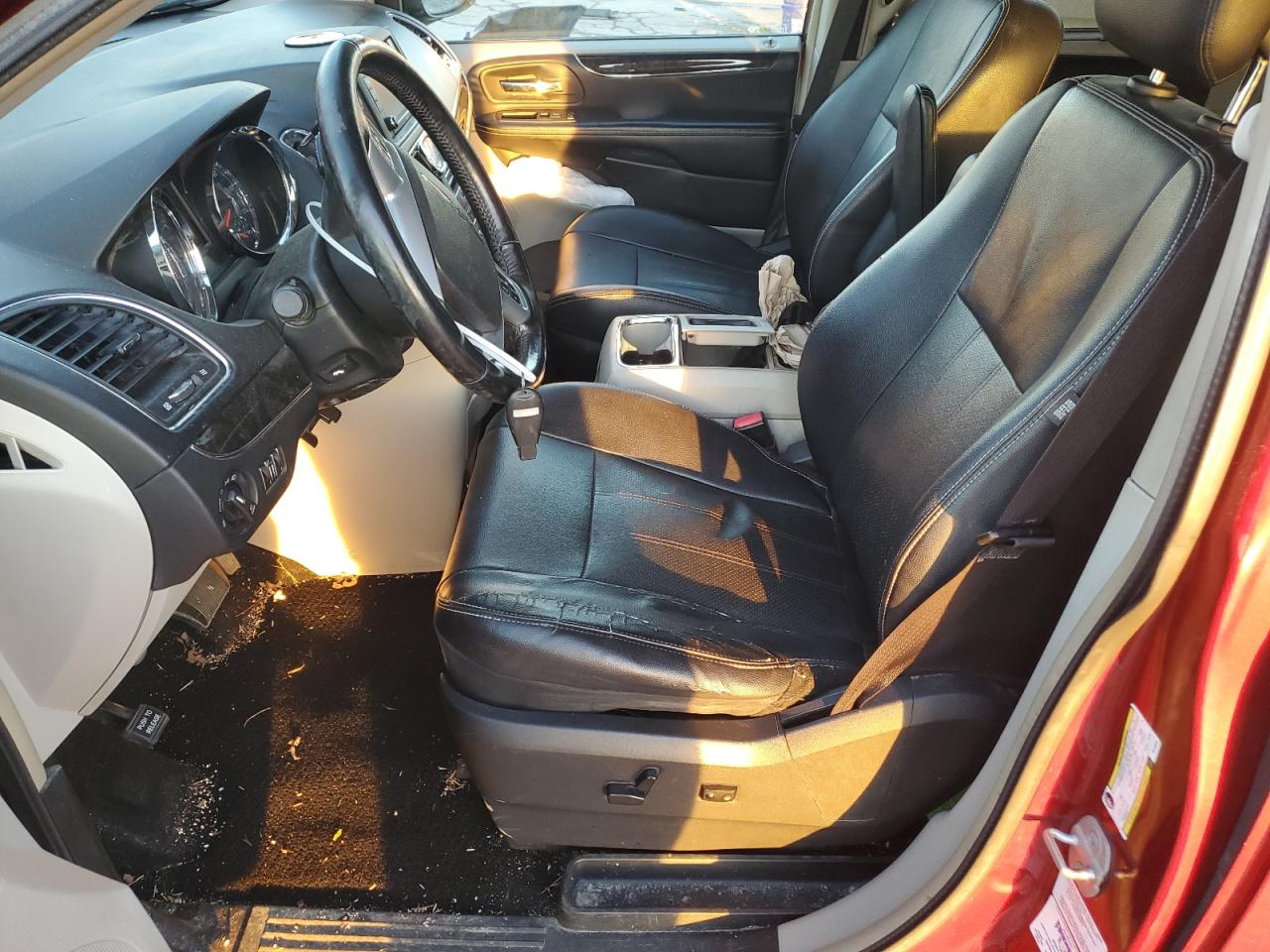2014 Chrysler Town & Country - Image 7