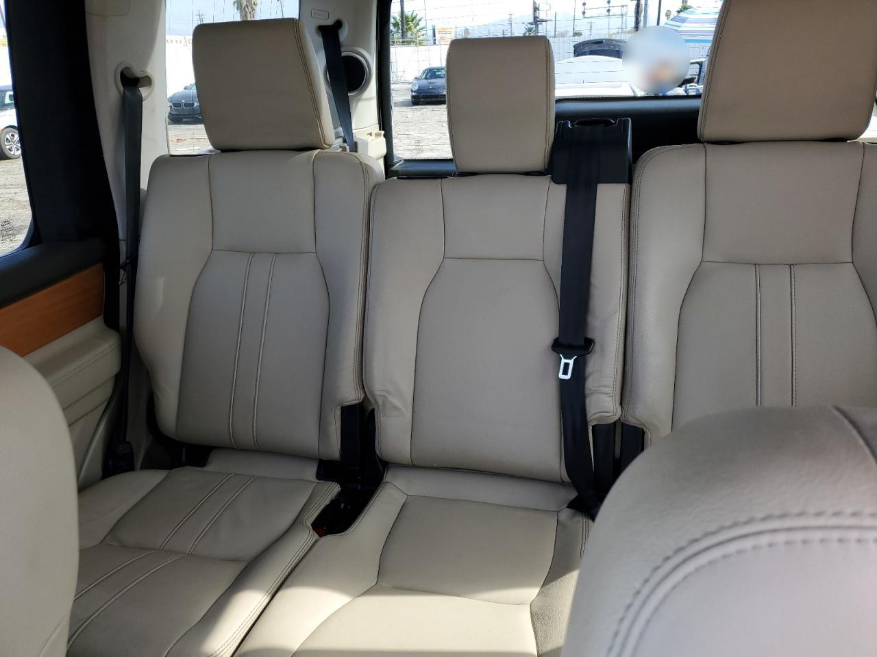 2015 Land Rover LR4 - Image 10