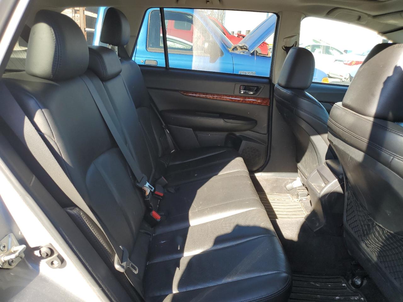 2010 Subaru Outback - Image 10