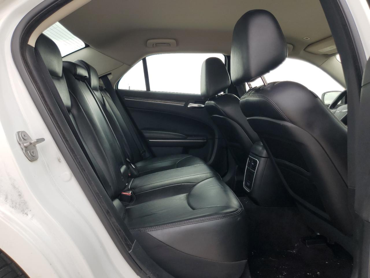 2019 Chrysler 300 - Image 10