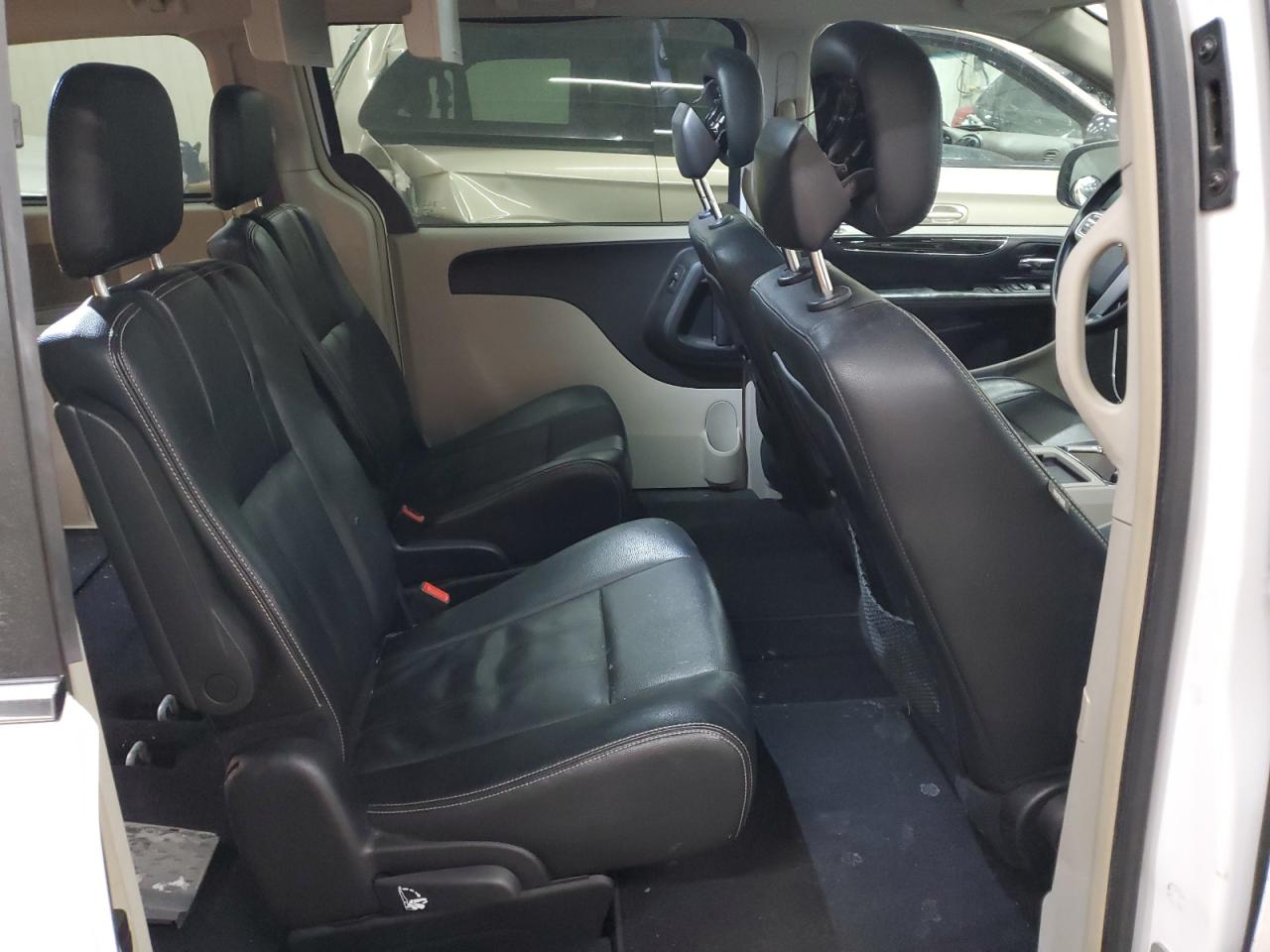 2016 Chrysler Town & Country - Image 11