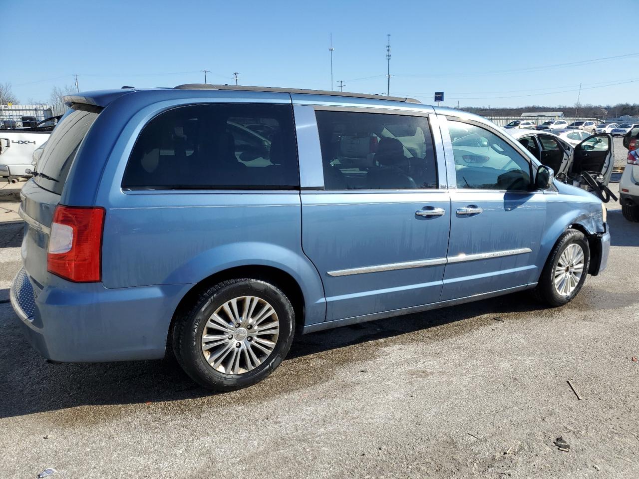 2011 Chrysler Town & Country - Image 3