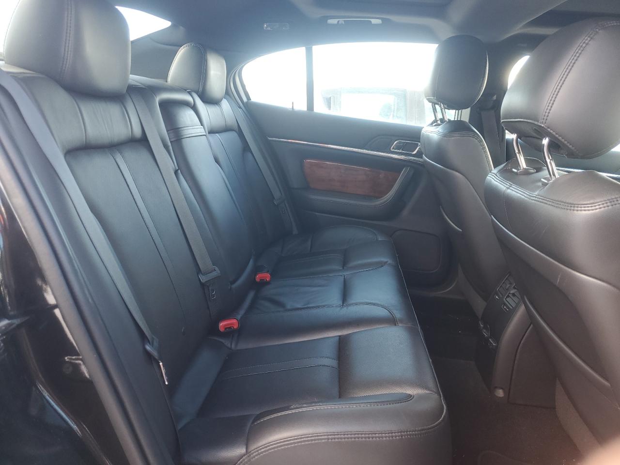 2014 Lincoln MKS - Image 10