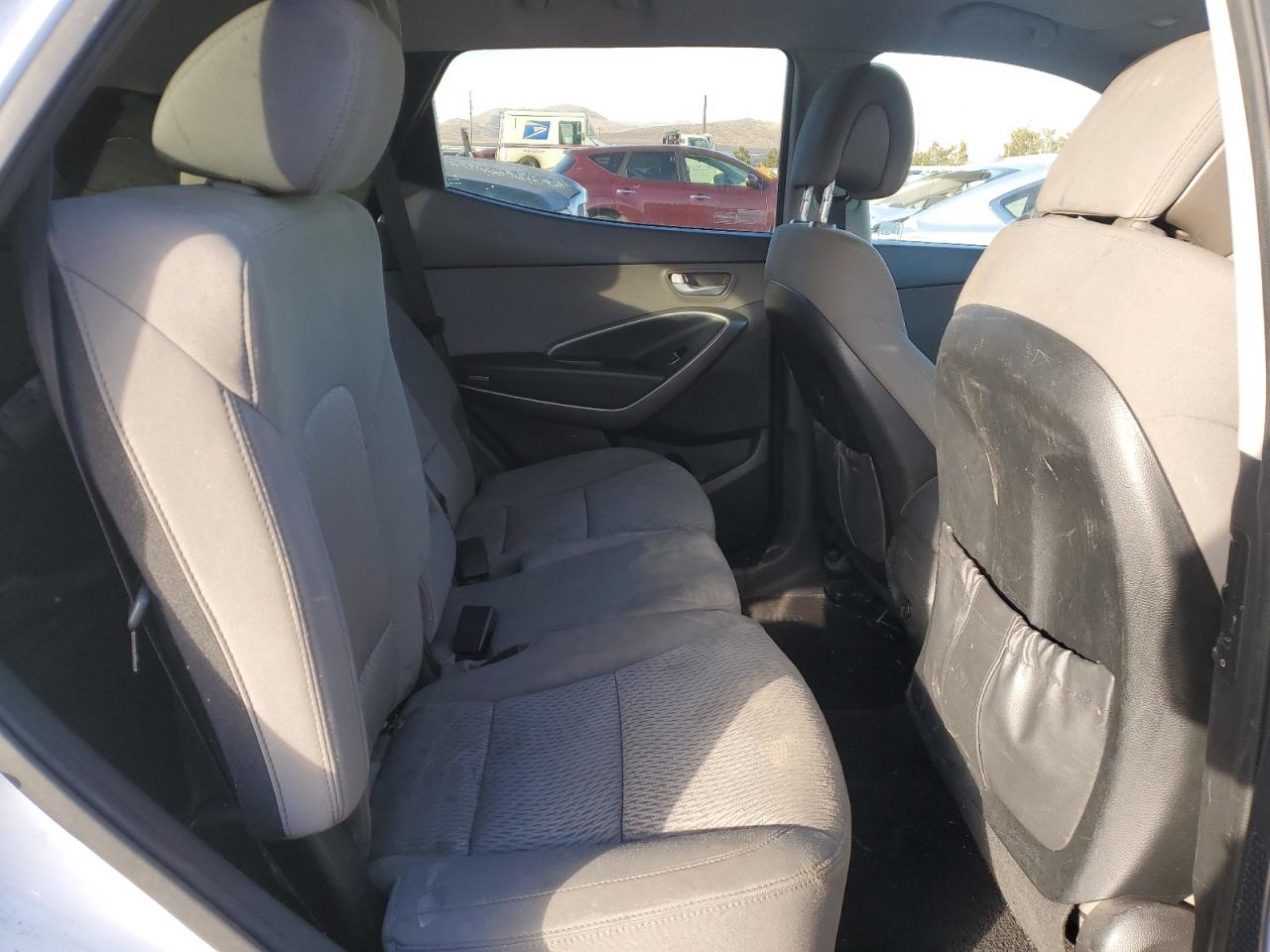 2016 Hyundai Santa Fe - Image 11