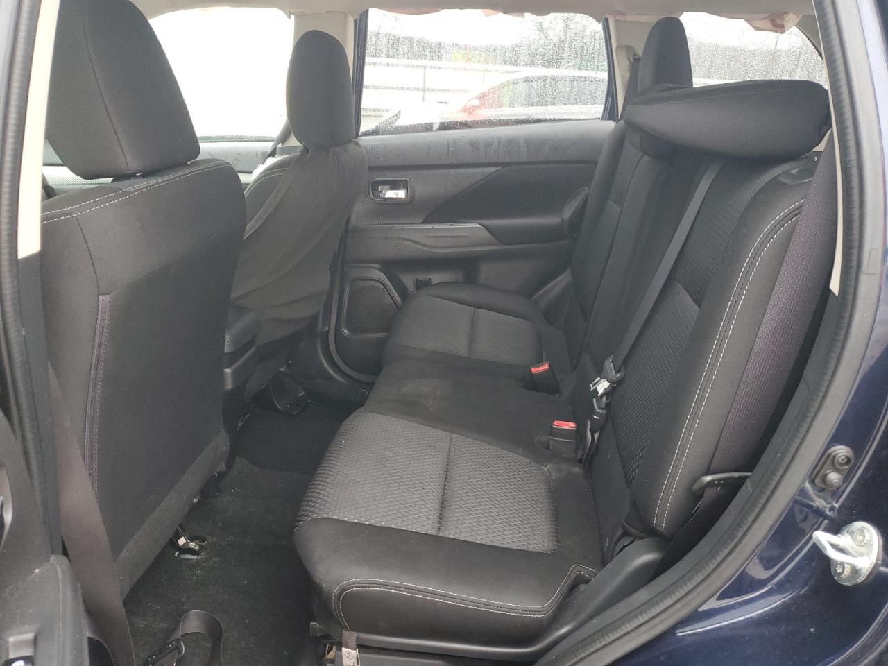 2017 Mitsubishi Outlander - Image 11