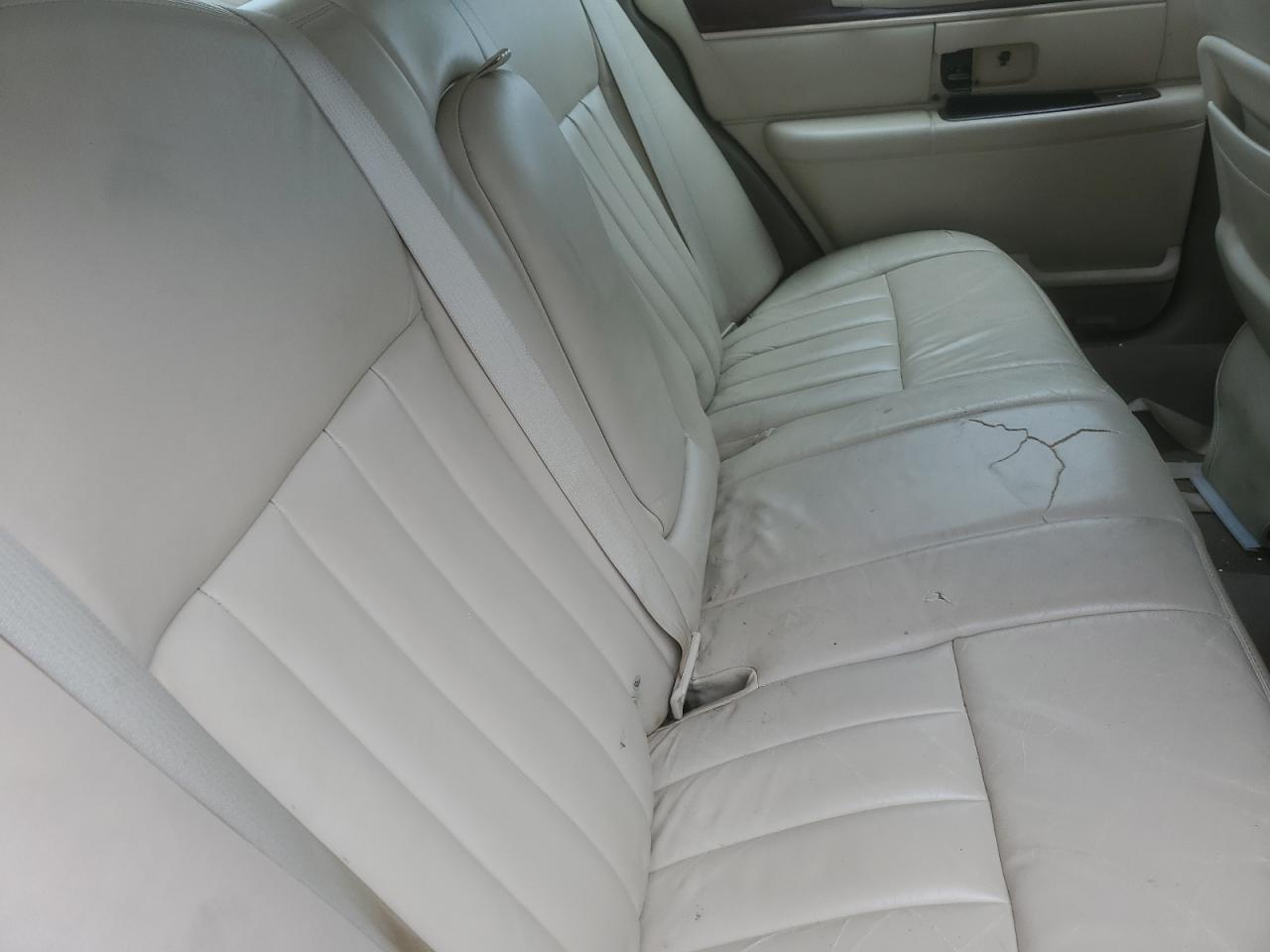 2003 Lincoln Town Car - Image 10