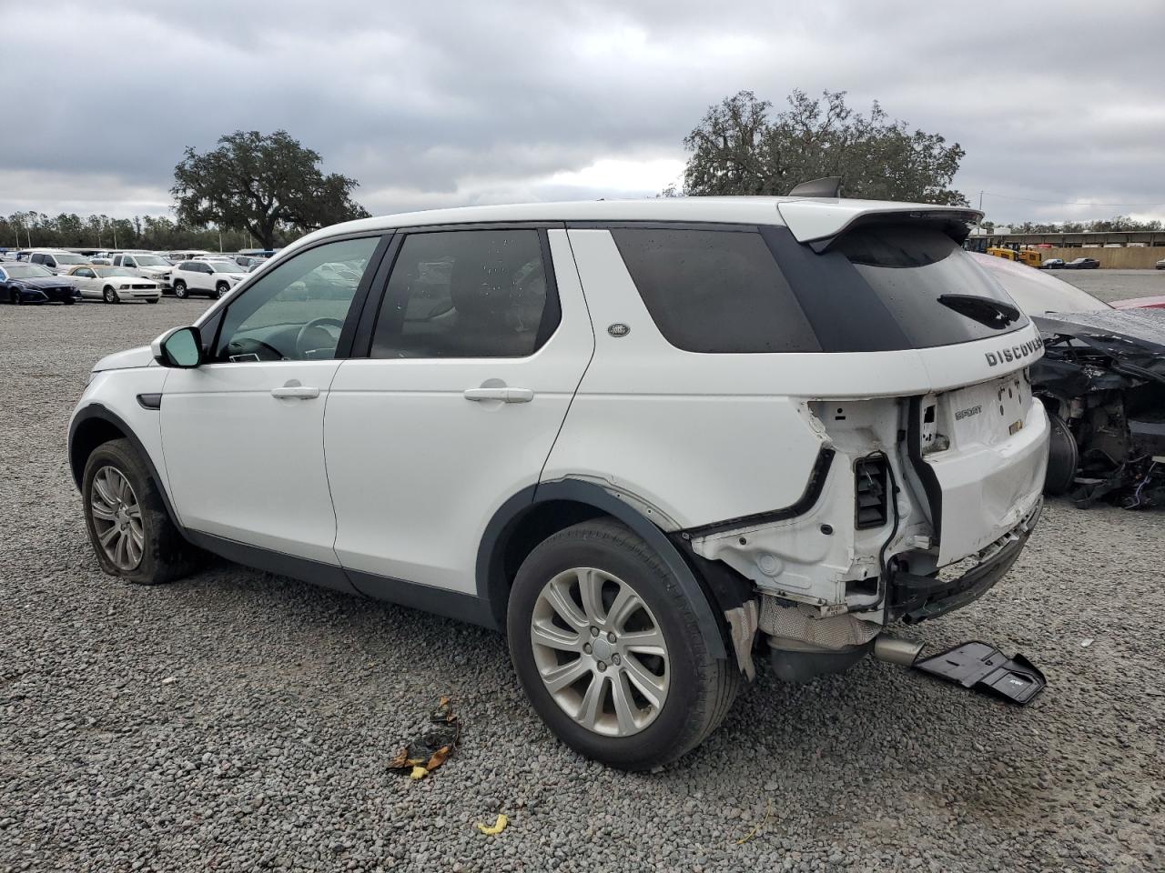 2017 Land Rover Discovery - Image 2