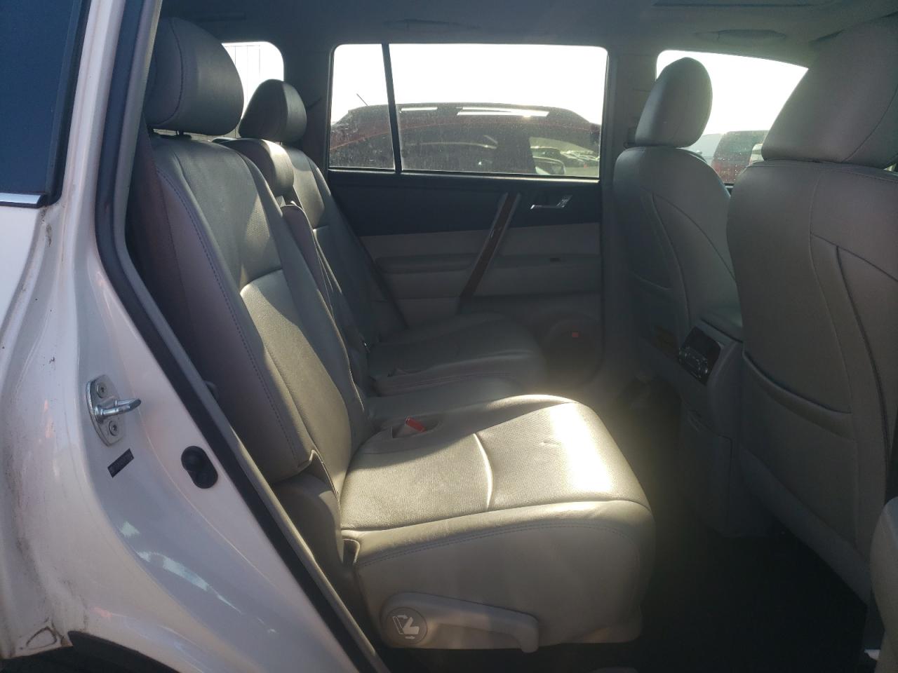 2013 Toyota Highlander - Image 12