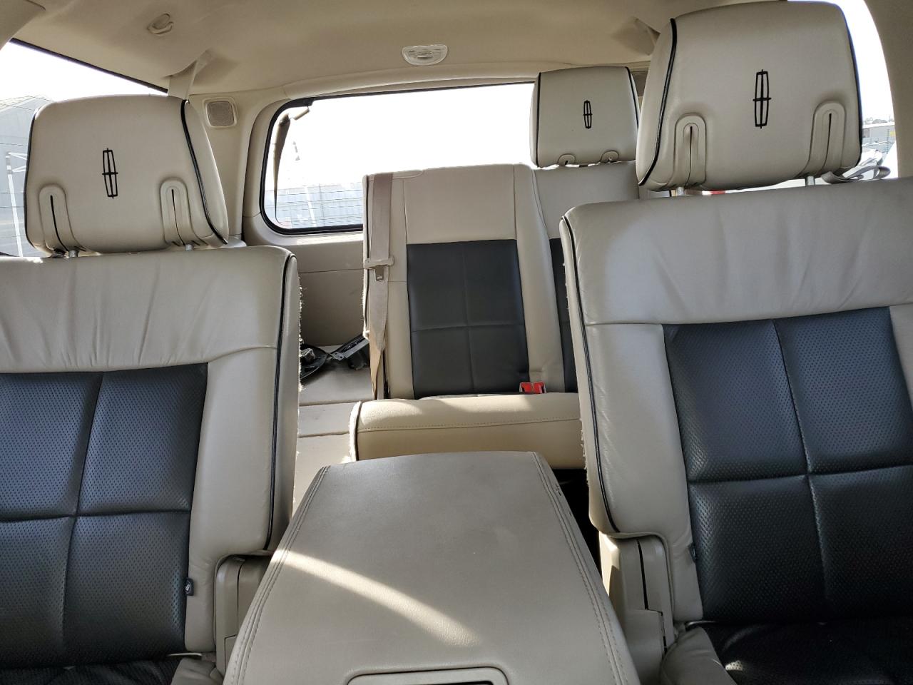 2008 Lincoln Navigator - Image 10