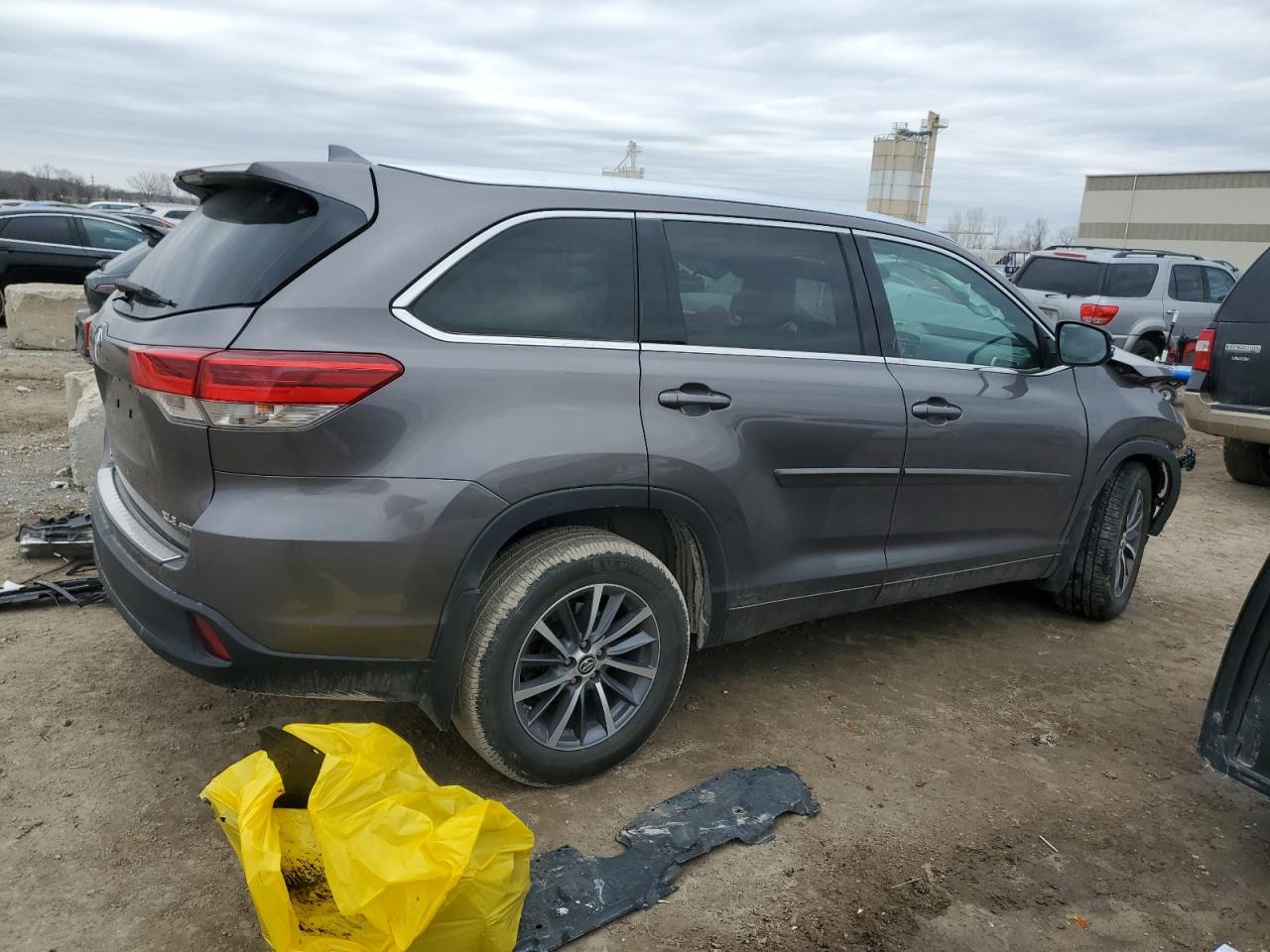 2017 Toyota Highlander - Image 3
