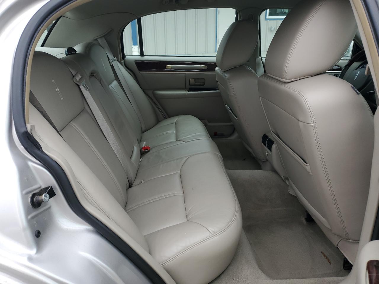 2011 Lincoln Town Car - Image 10