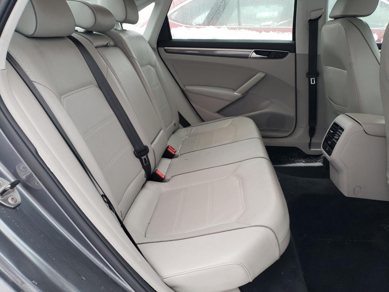 2017 Volkswagen Passat - Image 10