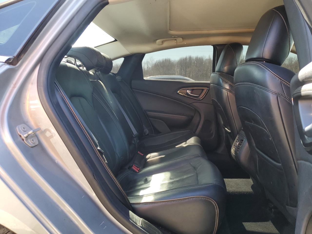 2015 Chrysler 200 - Image 10