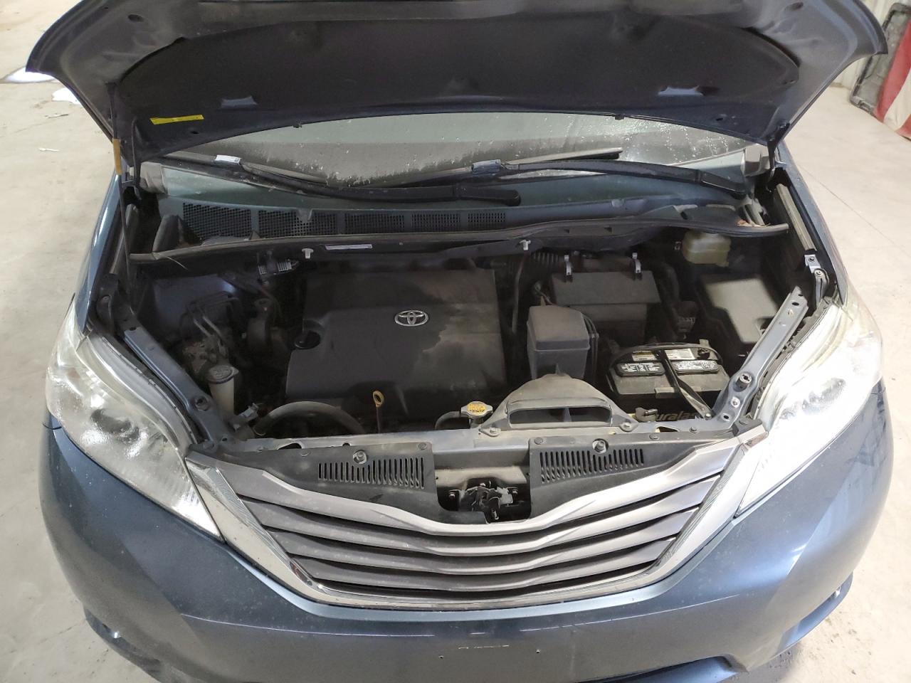 2015 Toyota Sienna - Image 12