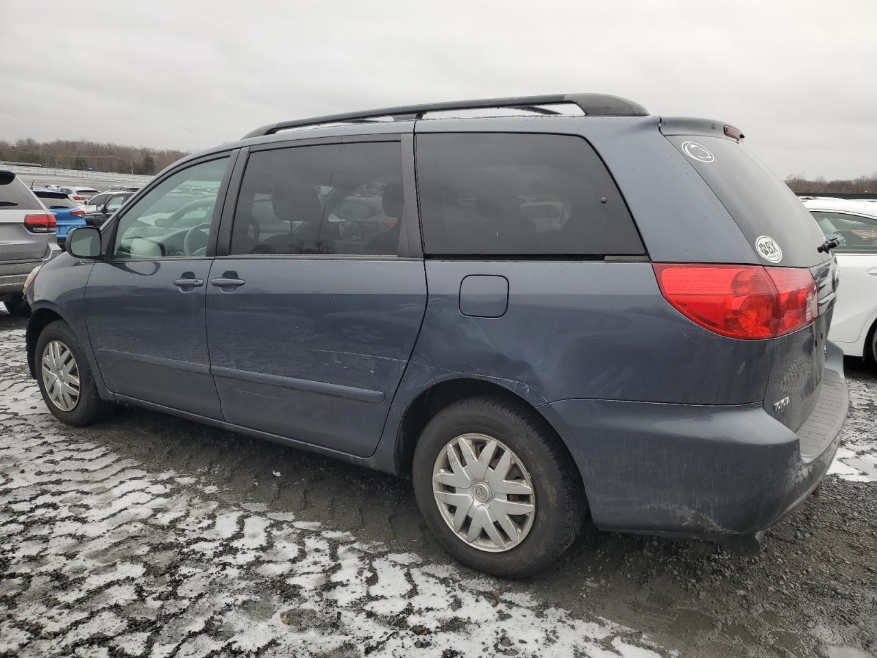 2009 Toyota Sienna - Image 2