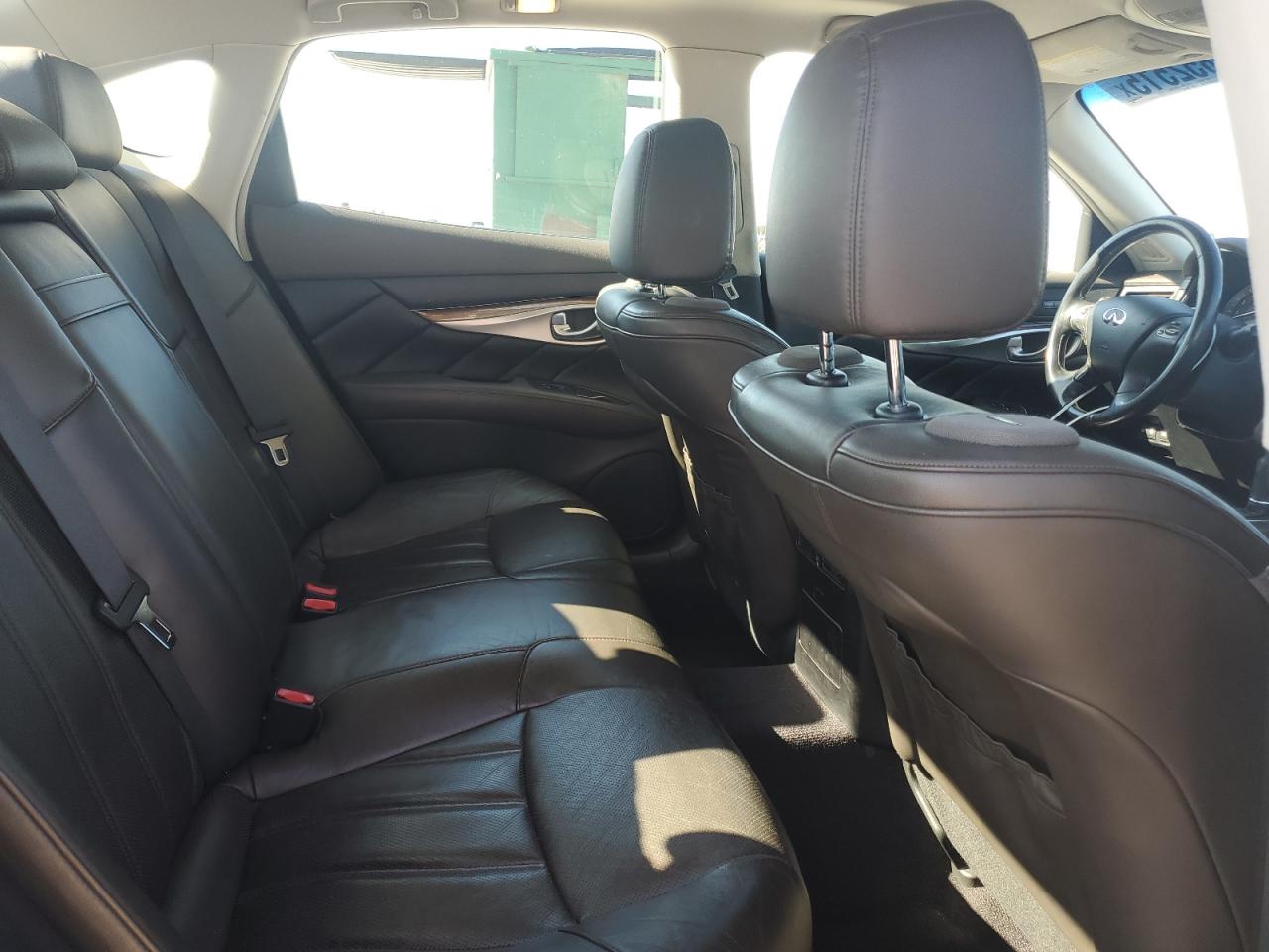2011 Infiniti M - Image 10