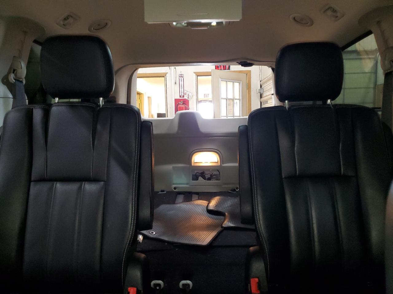 2016 Chrysler Town & Country - Image 10