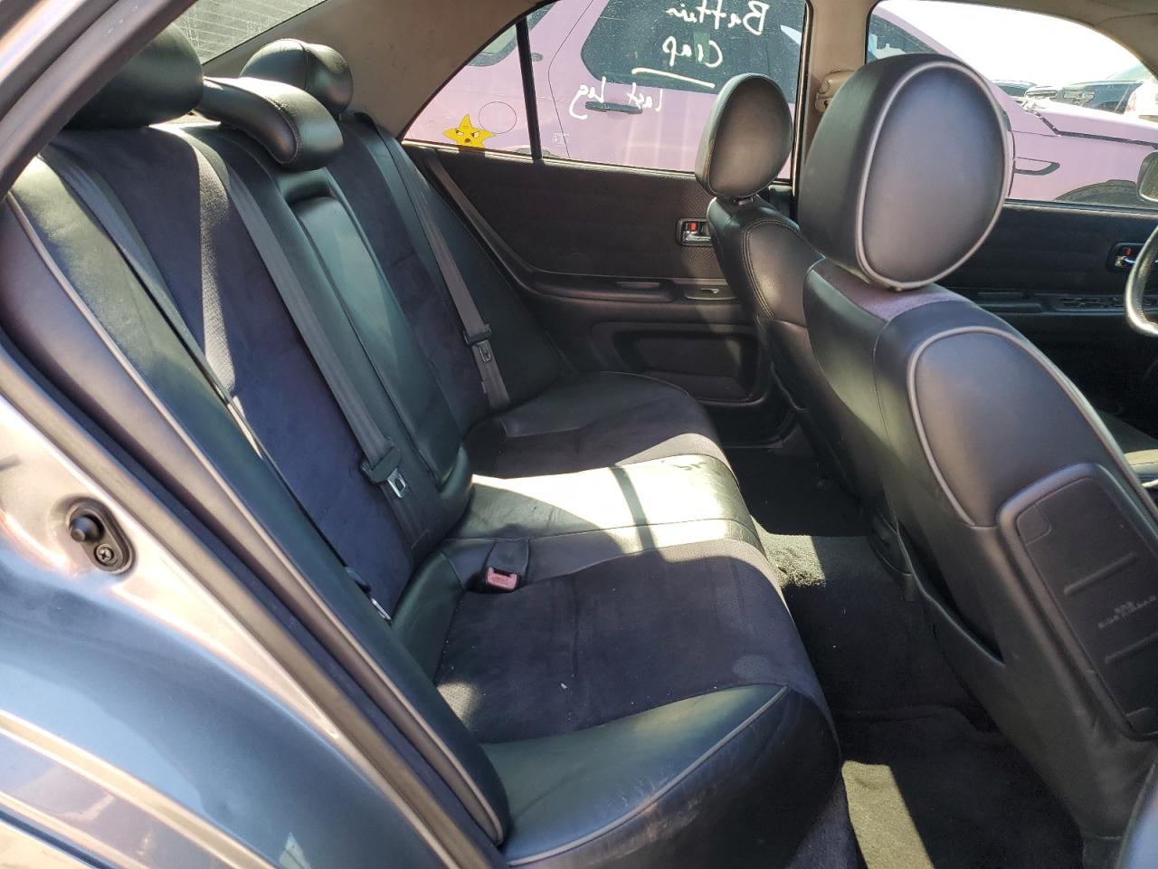 2001 Lexus IS - Image 10
