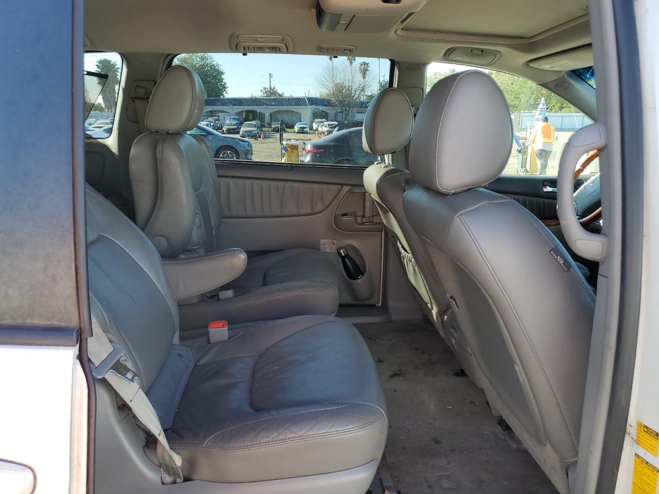 2010 Toyota Sienna - Image 11