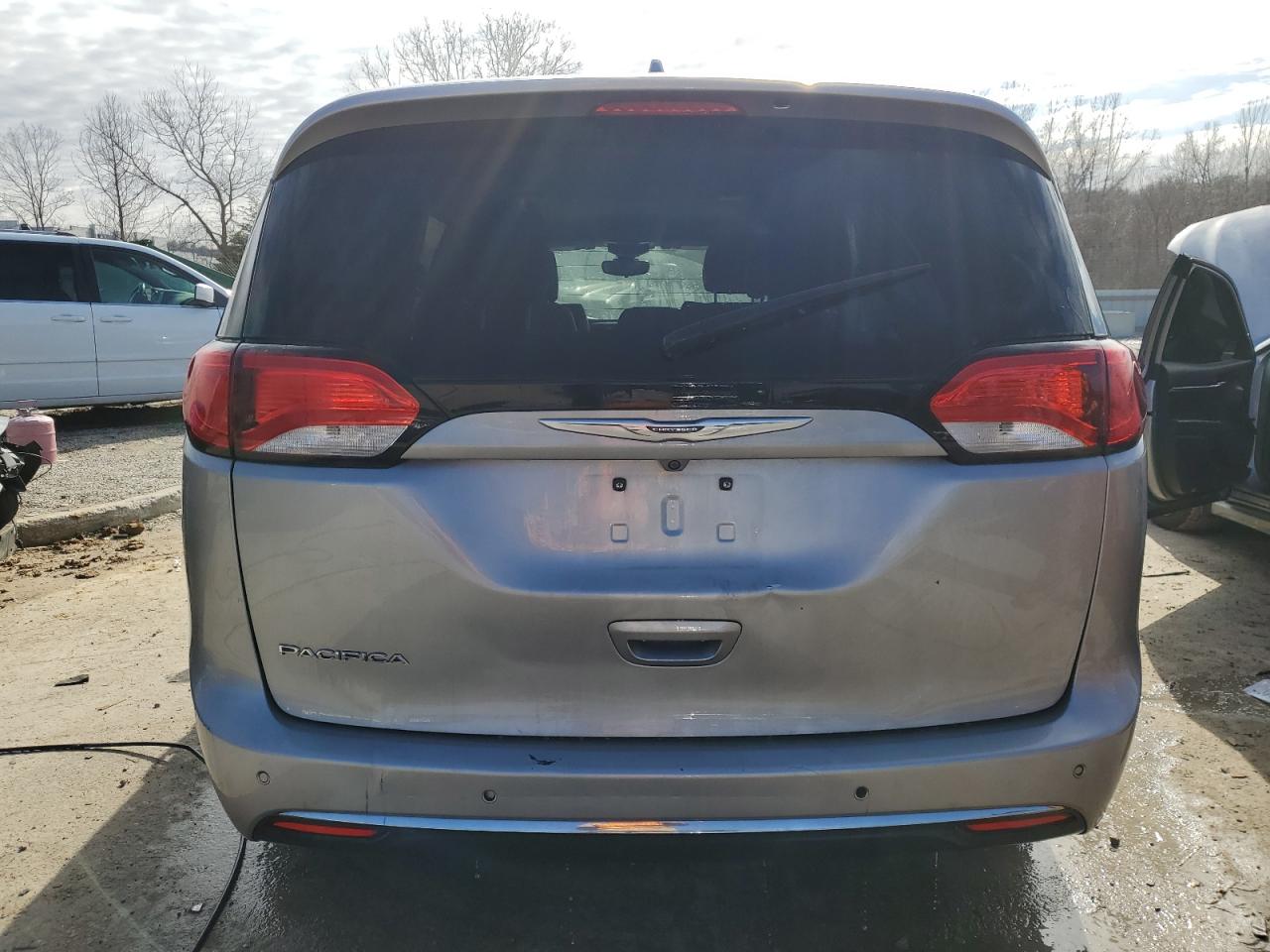 2017 Chrysler Pacifica - Image 6