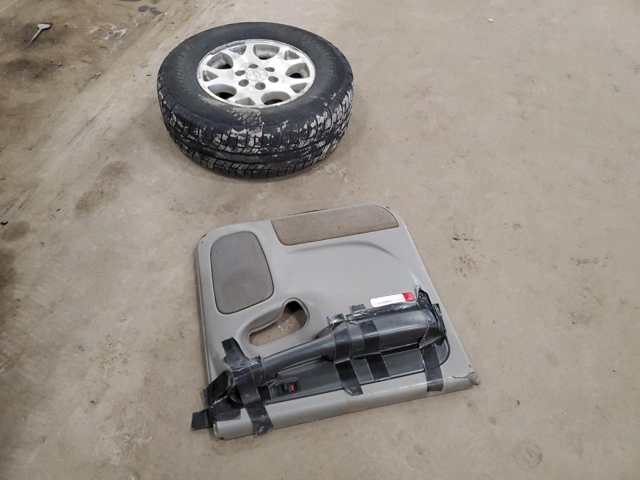 2003 Chevrolet Suburban - Image 13