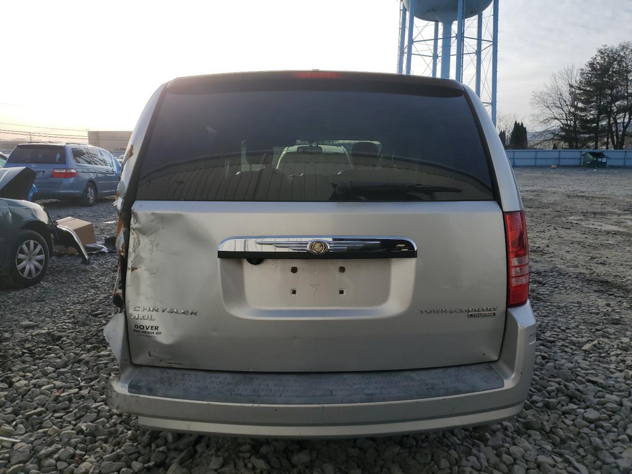 2009 Chrysler Town & Country - Image 6