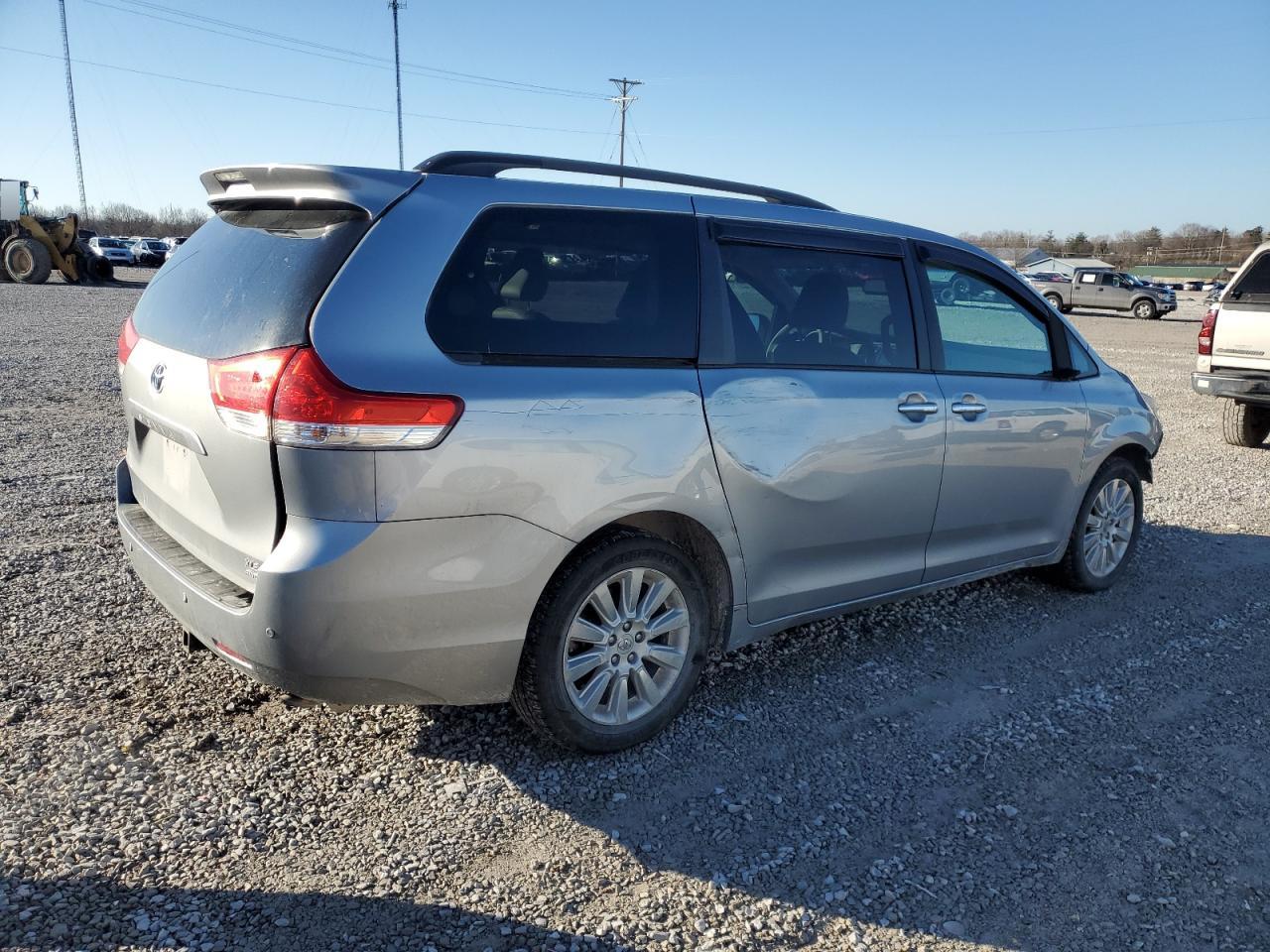 2013 Toyota Sienna - Image 3