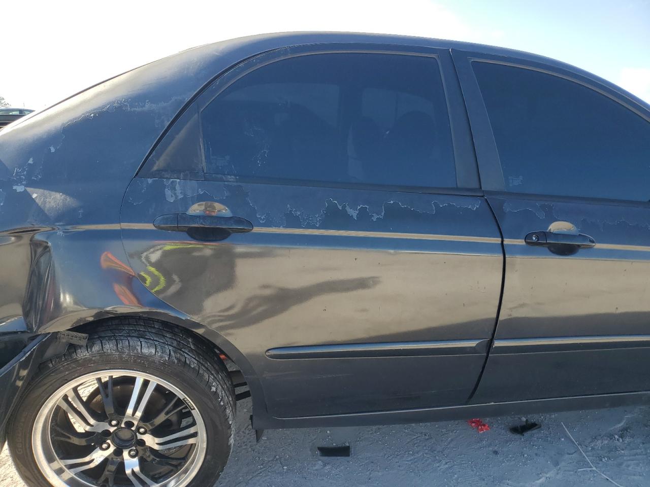 2004 Kia Spectra - Image 10