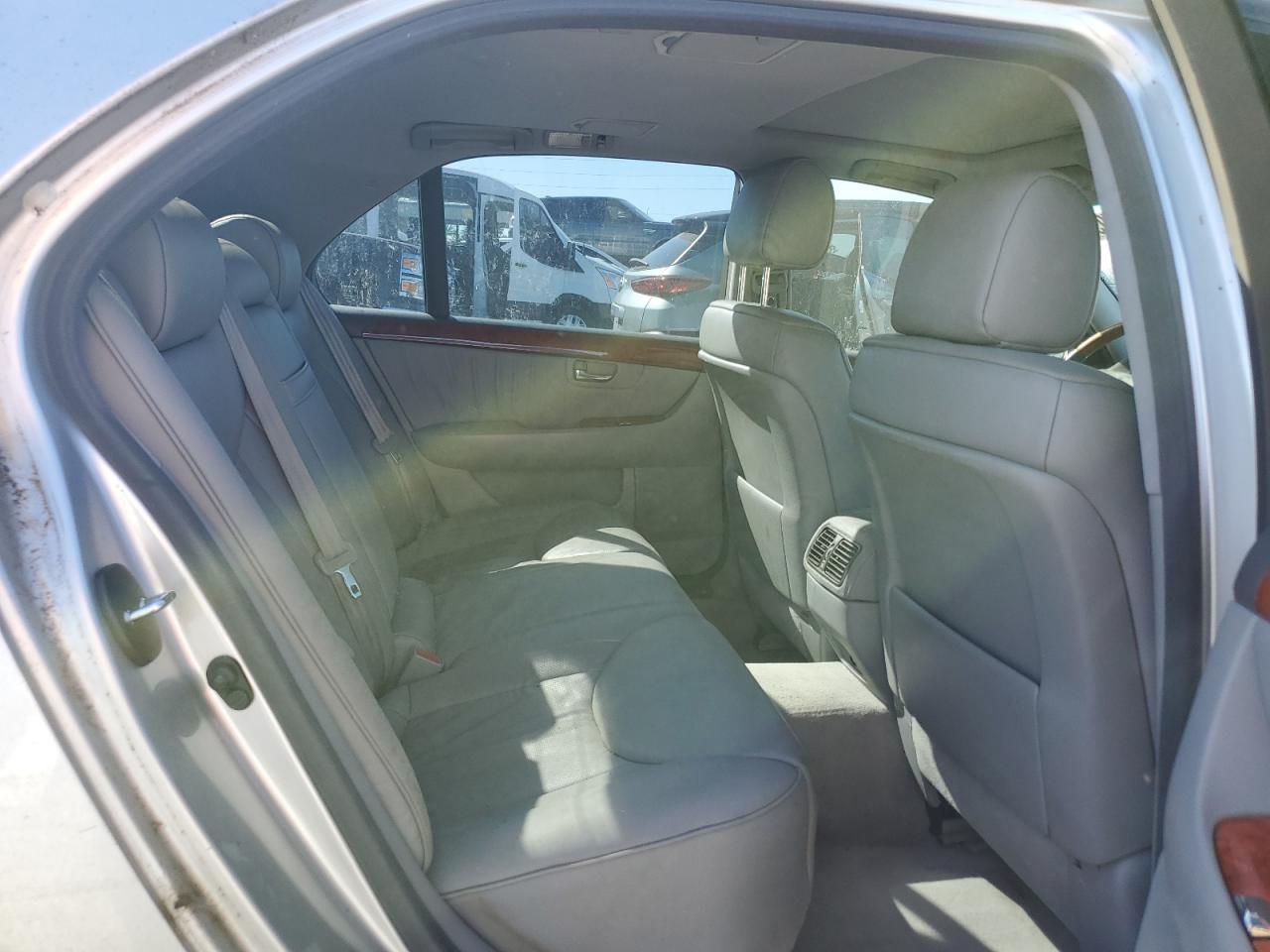 2005 Lexus LS - Image 10