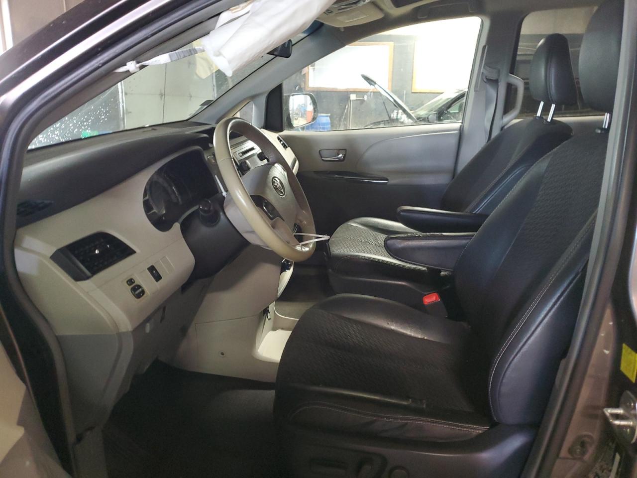 2011 Toyota Sienna - Image 7