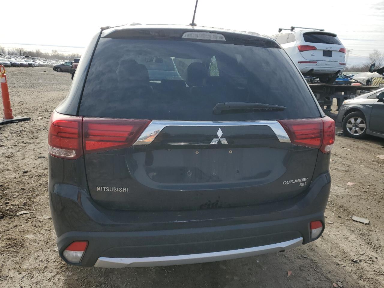 2016 Mitsubishi Outlander - Image 6