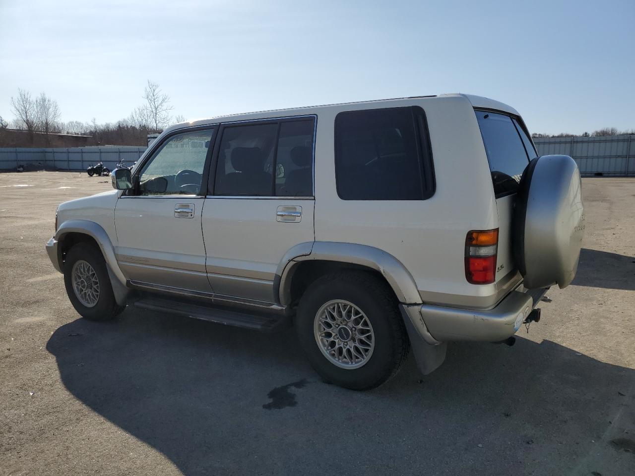 1998 Isuzu Trooper - Image 2