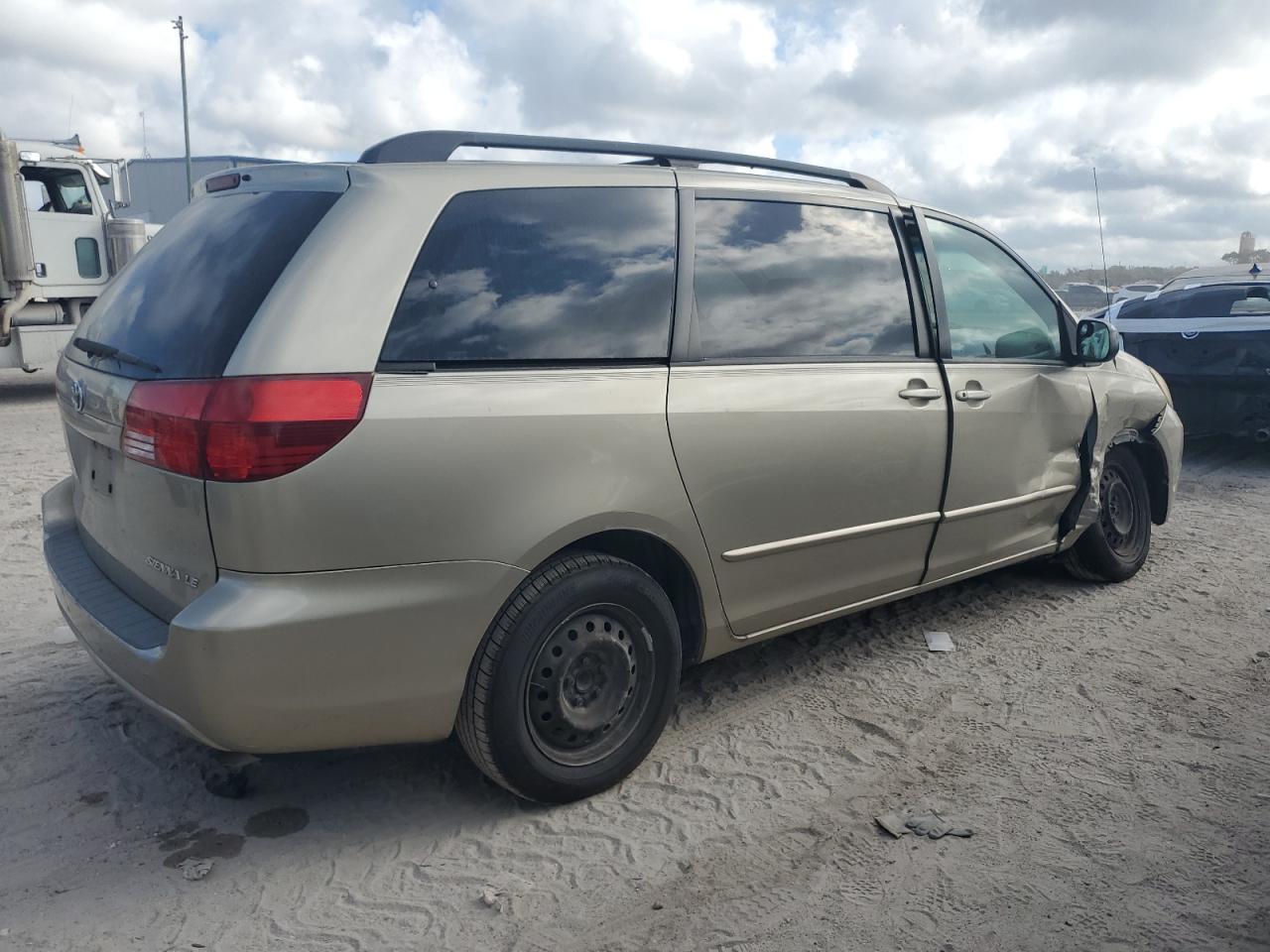 2004 Toyota Sienna - Image 3