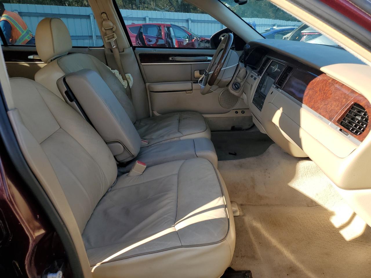 2006 Lincoln Town Car - Image 7