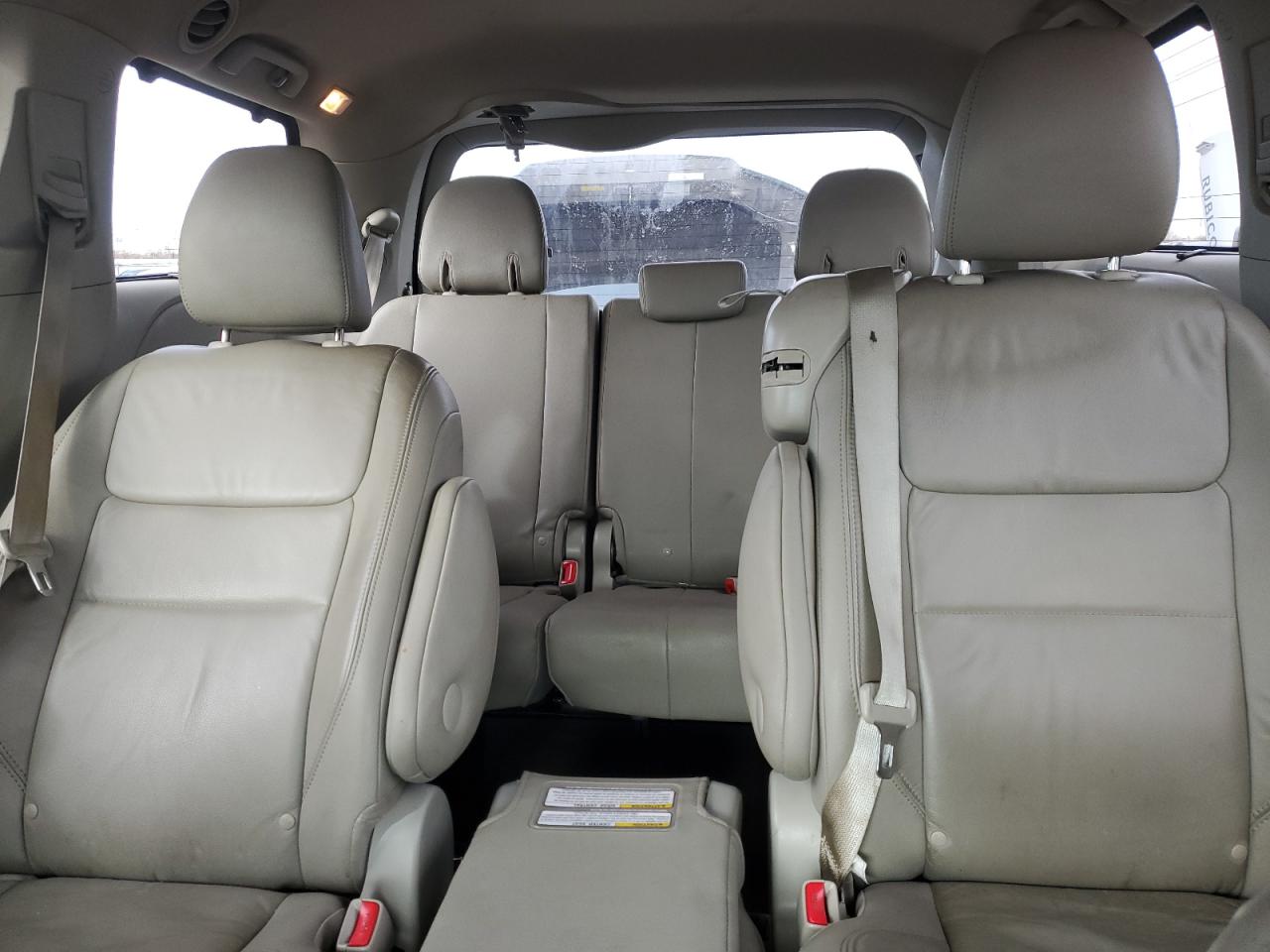 2015 Toyota Sienna - Image 10