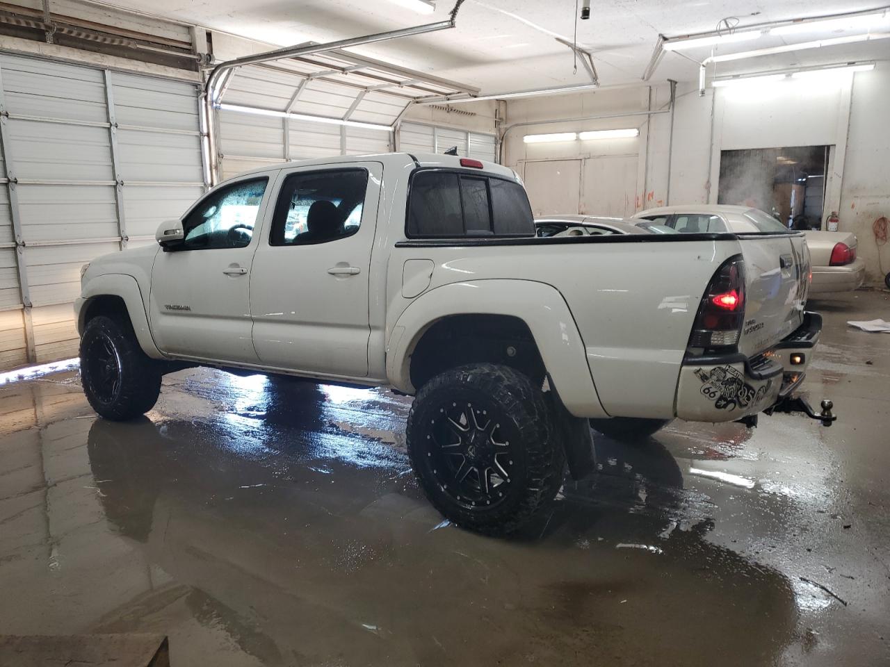 2015 Toyota Tacoma - Image 2