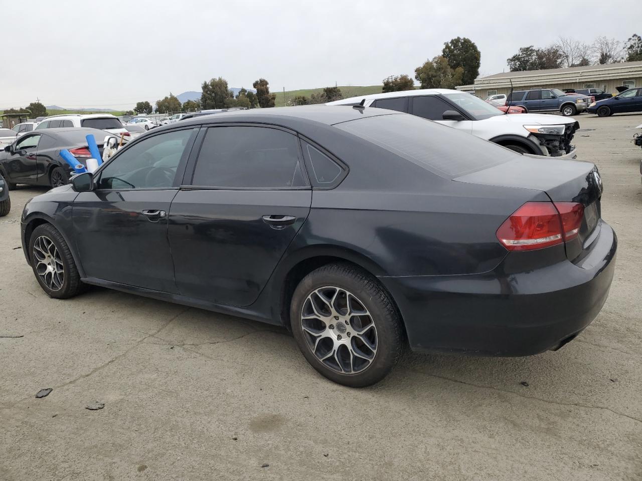 2015 Volkswagen Passat - Image 2