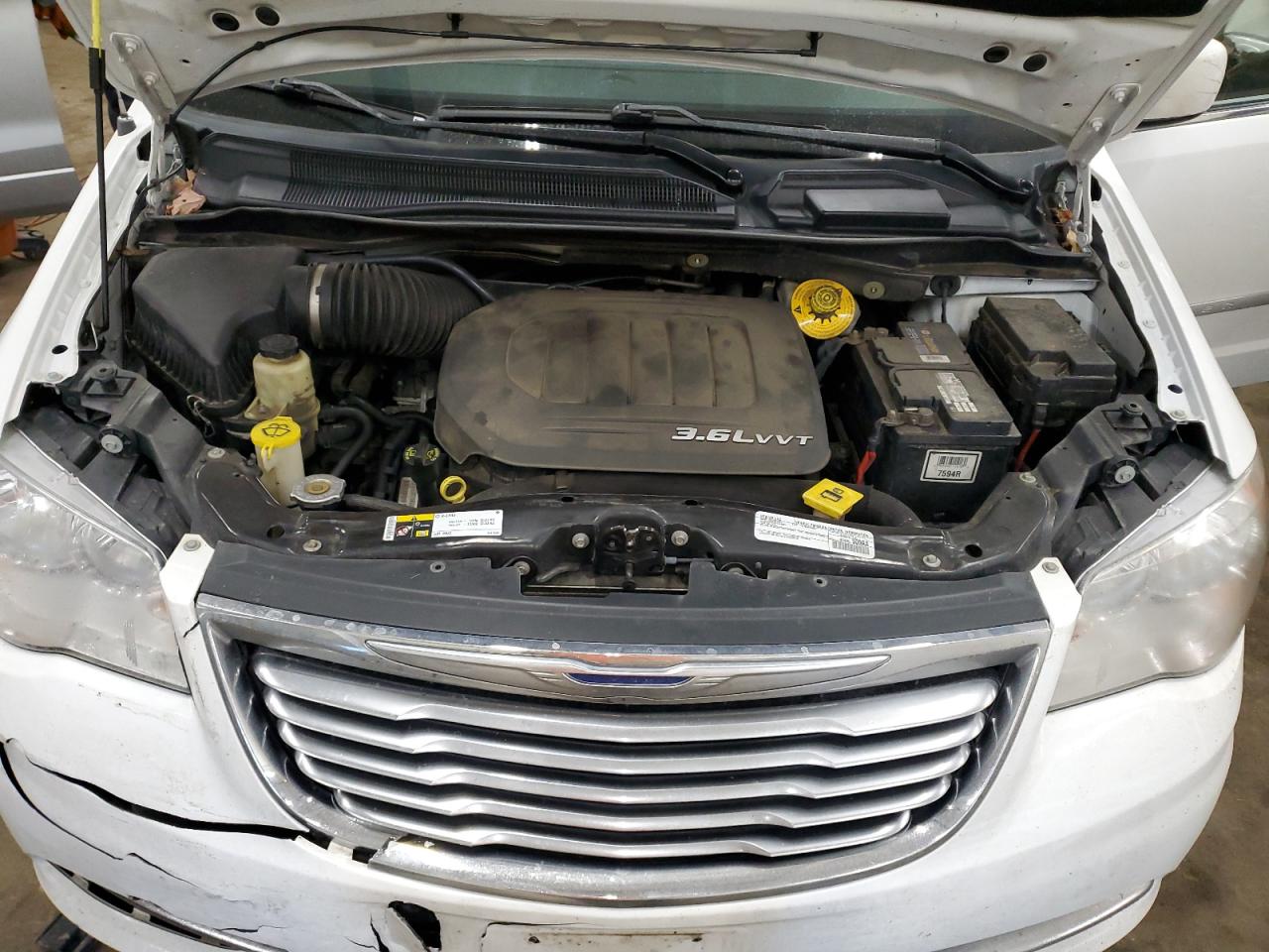 2016 Chrysler Town & Country - Image 12