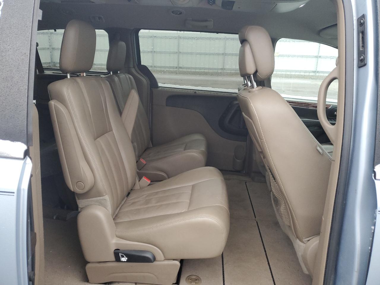 2012 Chrysler Town & Country - Image 11